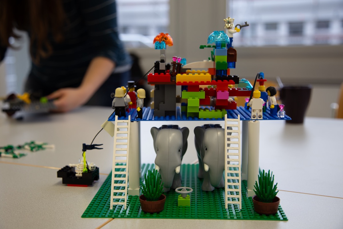 Vielfalt an LEGO® SERIOUS PLAY®-Modellen im Workshop